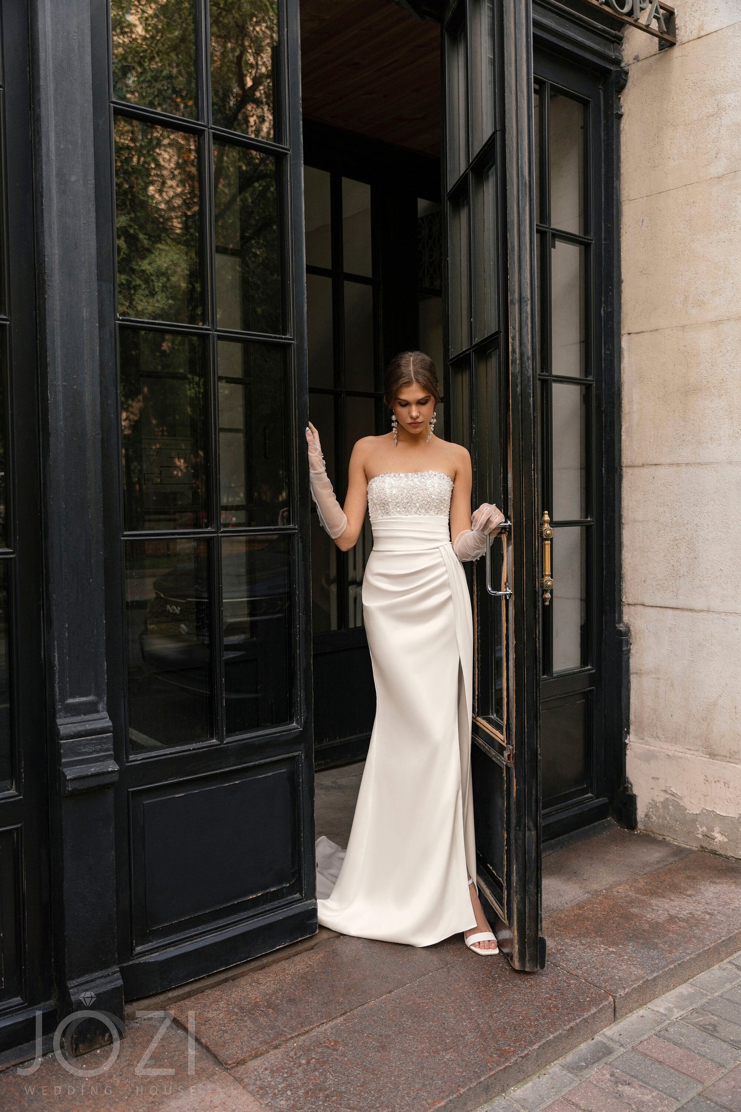 Classic Sleeveless Strapless Straight Neckline Open Back Wedding Dress Bridal Gown Gathered Side Slit Pleated Design Minimalist