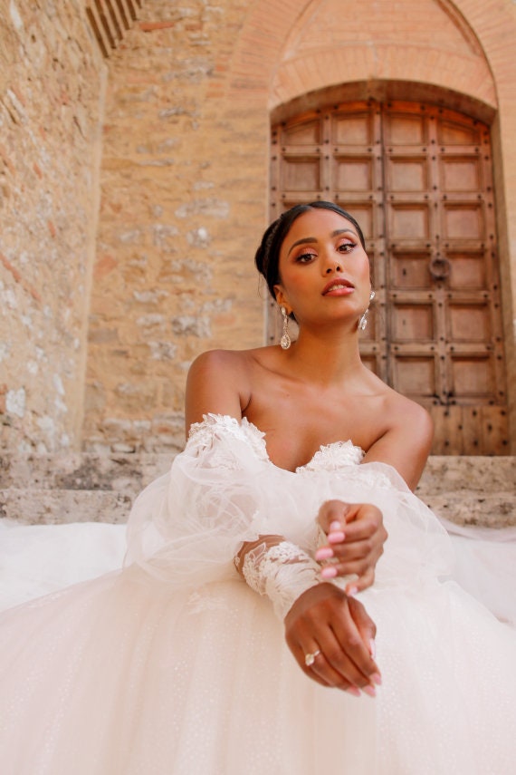 Romantic Off-Shoulder Lace and Tulle Ball Gown Wedding Dress with Detachable Puffy Sleeves and Spaghetti Straps