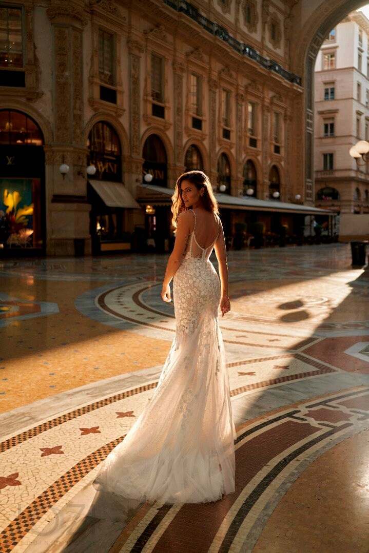 Fitted Mermaid Fit and Flare Sleeveless Spaghetti Straps V Neckline Open Back Floral Lace Wedding Dress Bridal Gown Sexy Design Sparkle