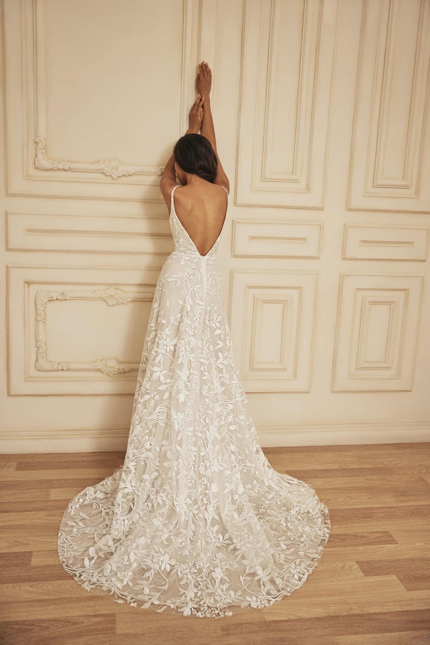 Beautiful Sleeveless Plunge V Neckline Aline Wedding Dress Bridal Gown Train Ivory Gown Classic Design Vintage Style Straps Open V Back Lace