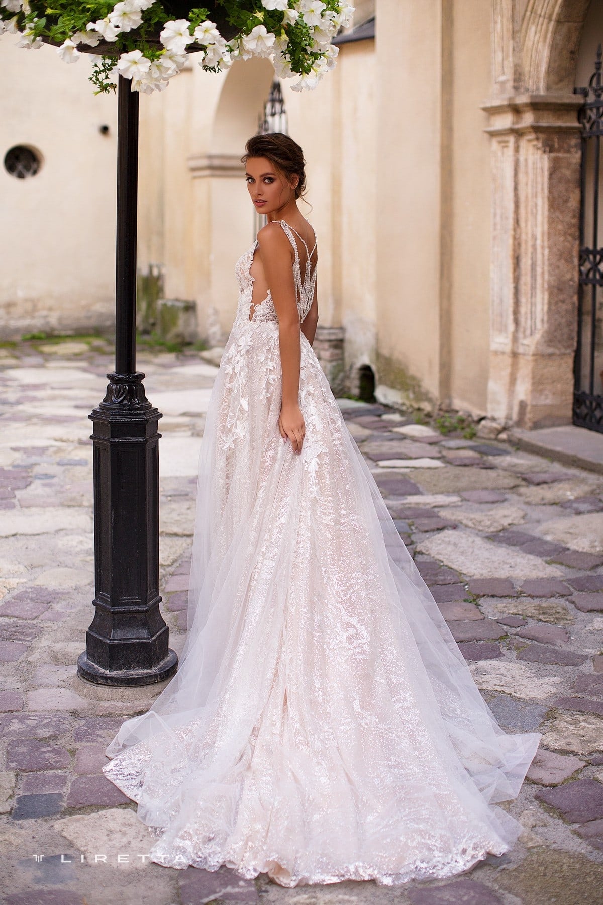 Modern Sleeveless Deep V Neckline Aline Wedding Dress Bridal Gown Floral Lace Open Back Hanging Beads with Train Open Sides Straps