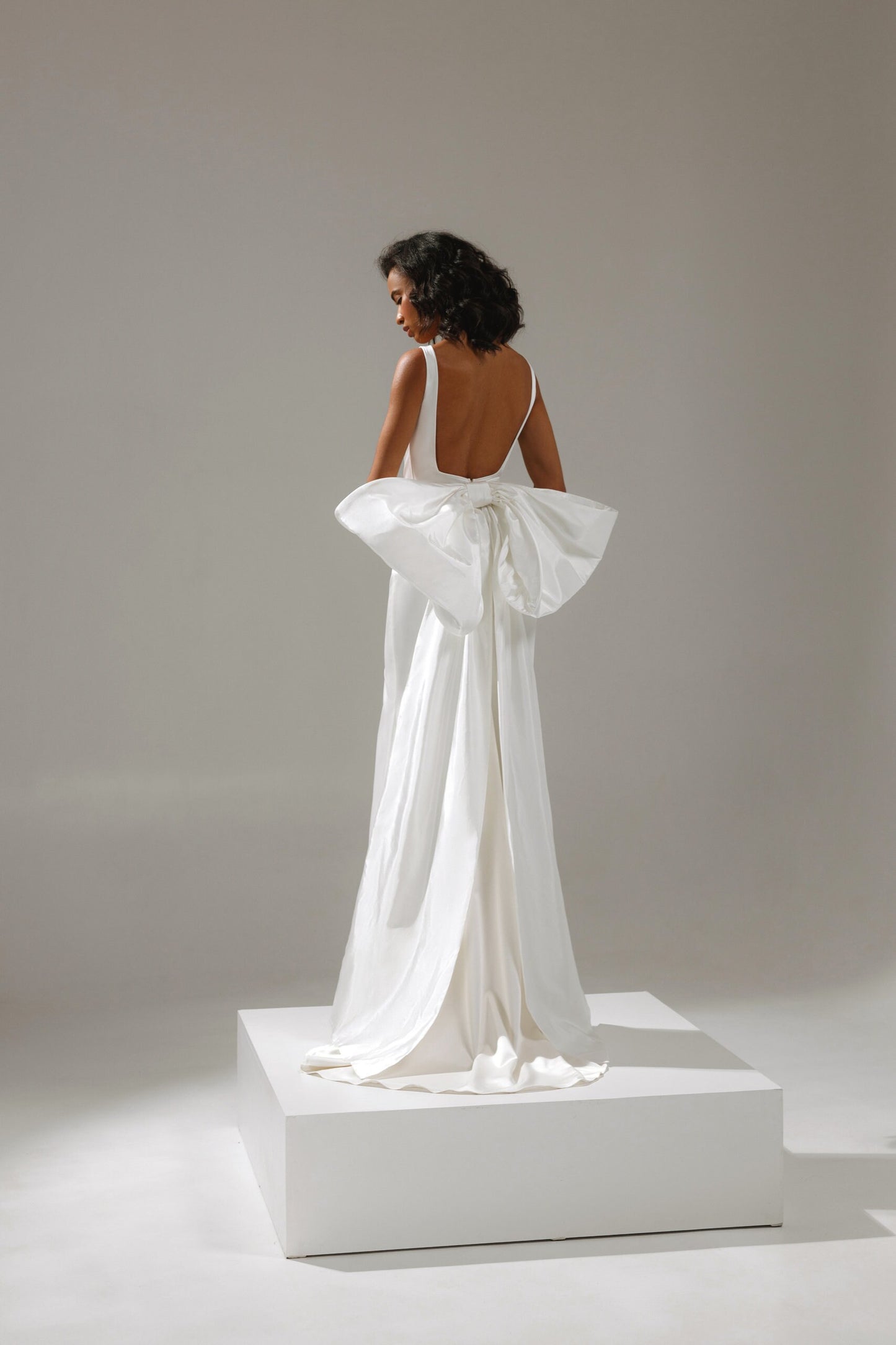 Minimalist Sleeveless Thick Straps Busiter Bodice Fitted Wedding Dress Bridal Gown Side Slit Sexy Design Big Bow Open Low Back