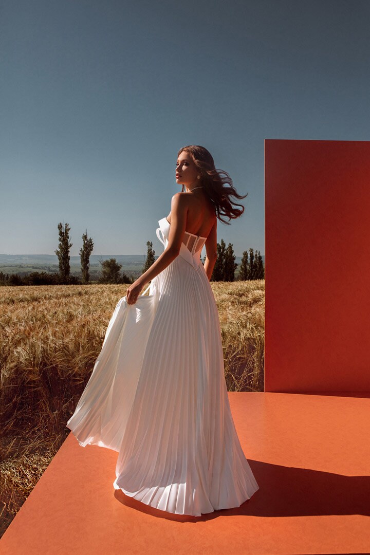 Chic Silk Sleeveless Strapless Sweetheart Neckline Wedding Dress Bridal Gown Short Sweep Train Open Back Pleated Skirt Minimalist Style