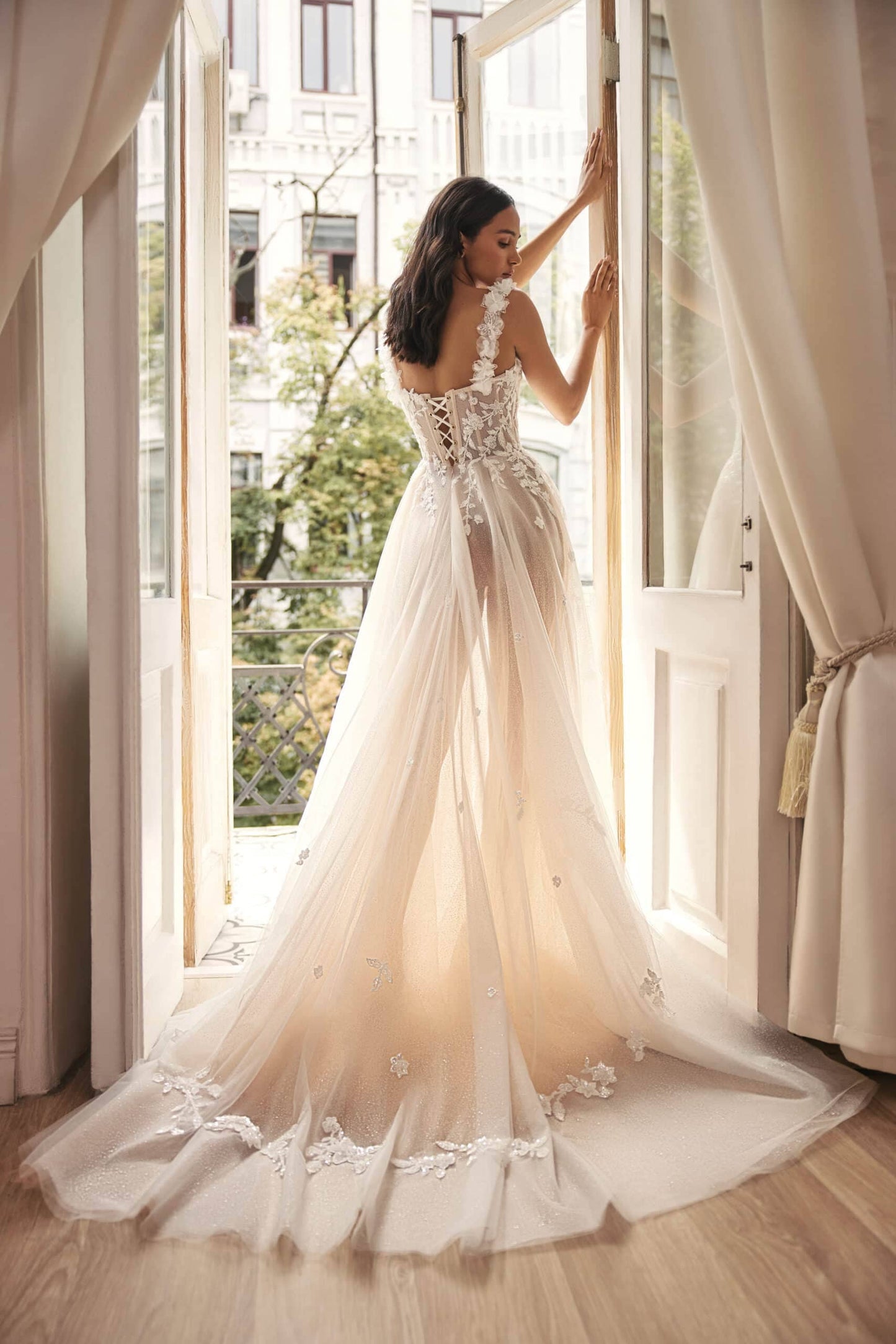 Stunning Sleeveless Off The Shoulder Straps Sweetheart Neckline Wedding Dress Aline Bridal Gown Backless Design Floral Lace Sparkle Style