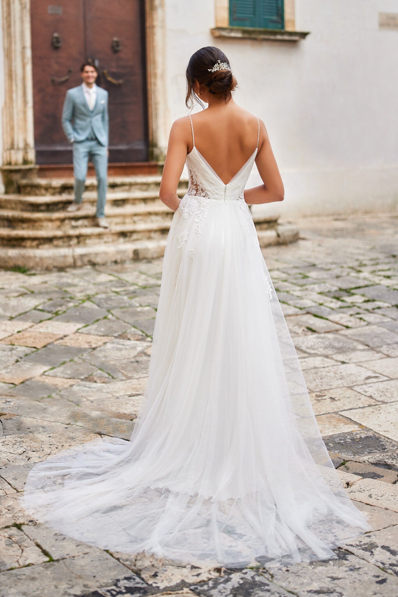 Modern Style Wedding Dress Bridal Gown Pleated Bodice V Neckline Sleeveless Aline Style Open V Back Tulle Skirt Lace Appliques with Straps