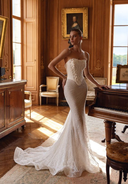 Strapless corset style of the Klunika gown with fitted skirt in elegant setting
