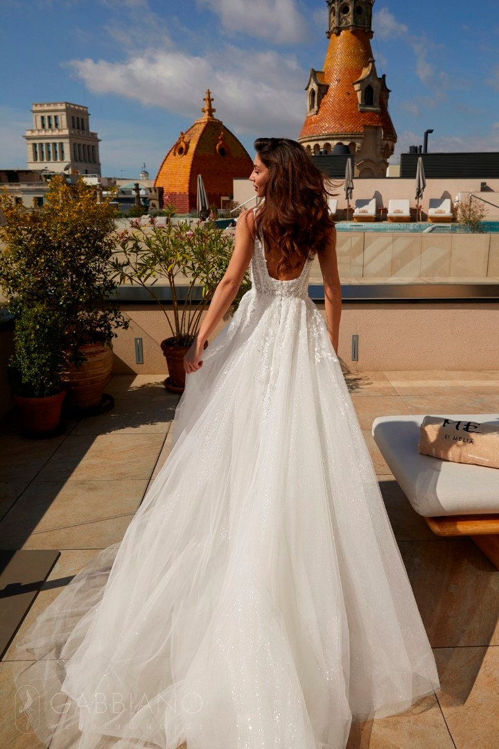 Custom Made Modern Wedding Dess Bridal Gown Aline Low Open Back Sleeveless Square Neckline Sparkle Full Layered Skirt with Side Slit