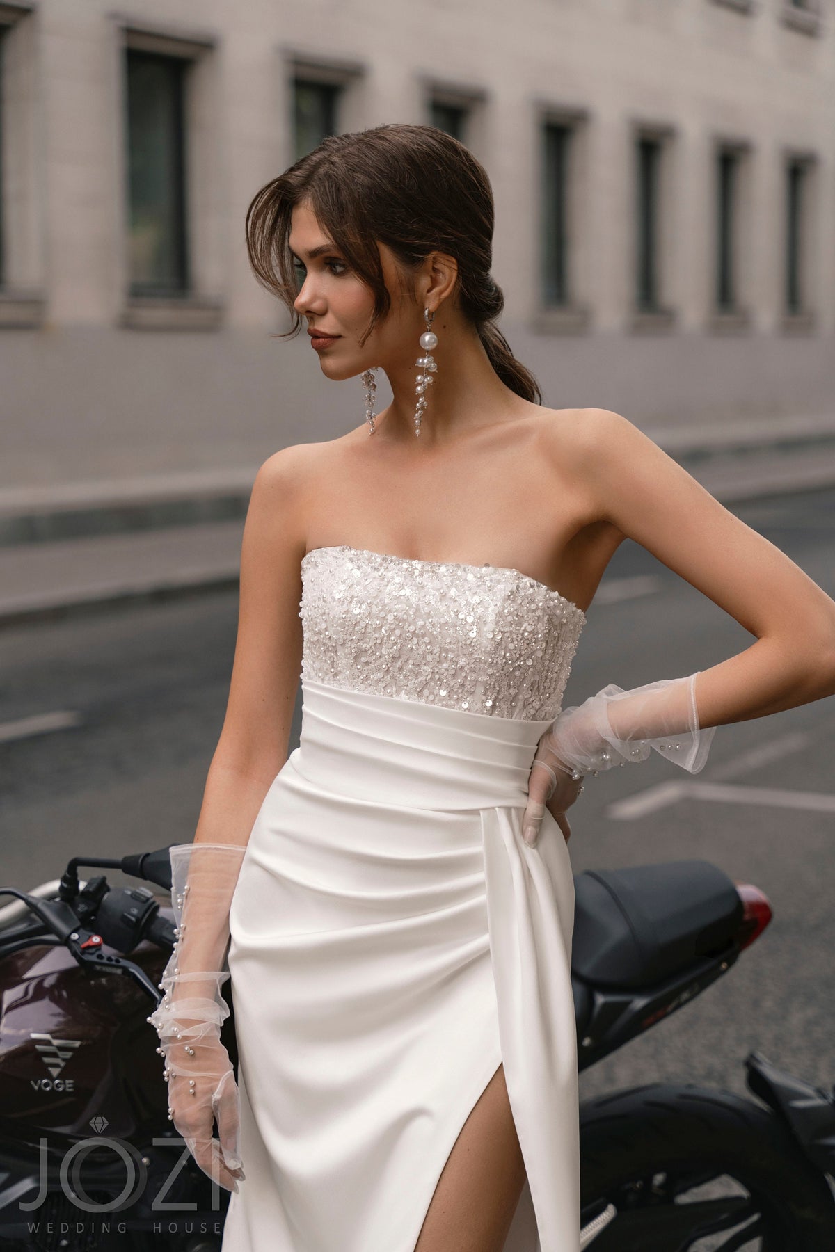 Classic Sleeveless Strapless Straight Neckline Open Back Wedding Dress Bridal Gown Gathered Side Slit Pleated Design Minimalist