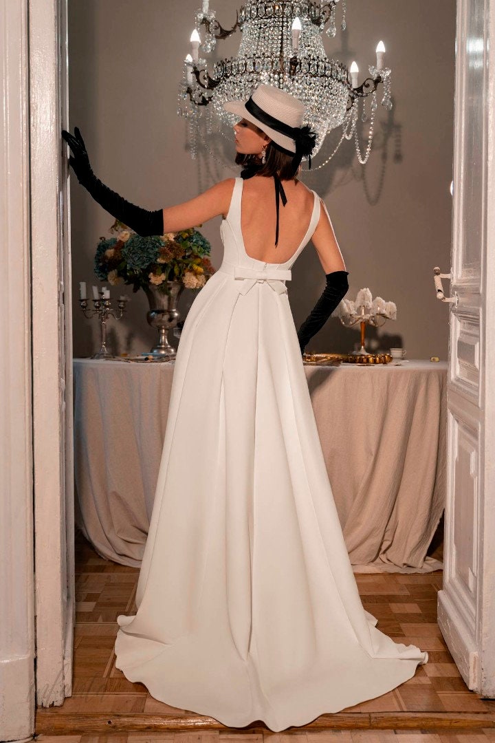Classic Sleeveless Square Neckline Open Back Wedding Dress Bridal Gown Side Slit Pleated Design Minimalist Style Aline Back Bow