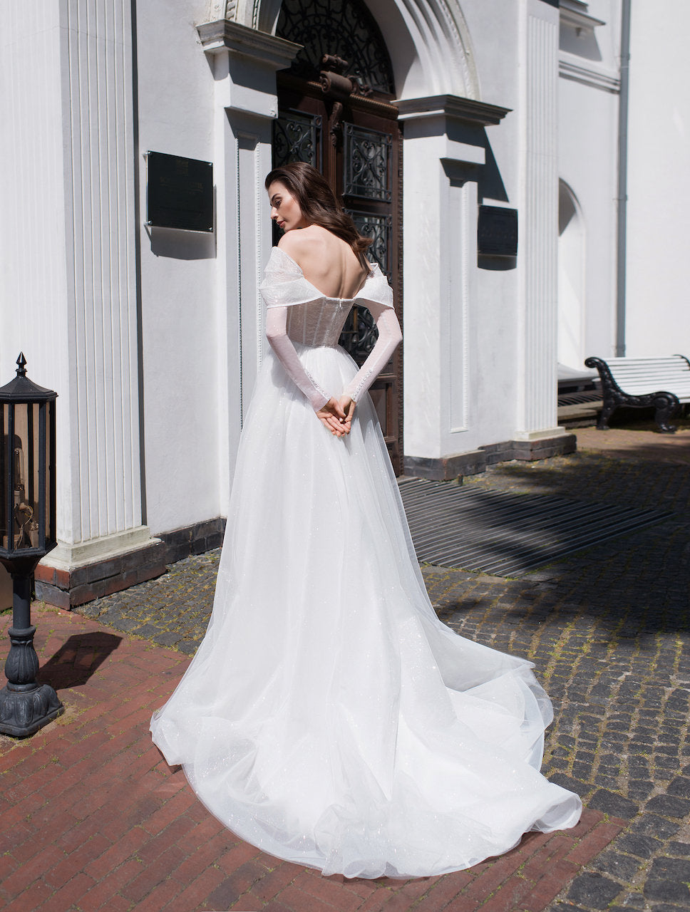 Stunning Off-Shoulder Wedding Dress with Puff Sleeves and Beaded Corset Bodice - Elegant Tulle A-Line Bridal Gown for Fairytale Weddings