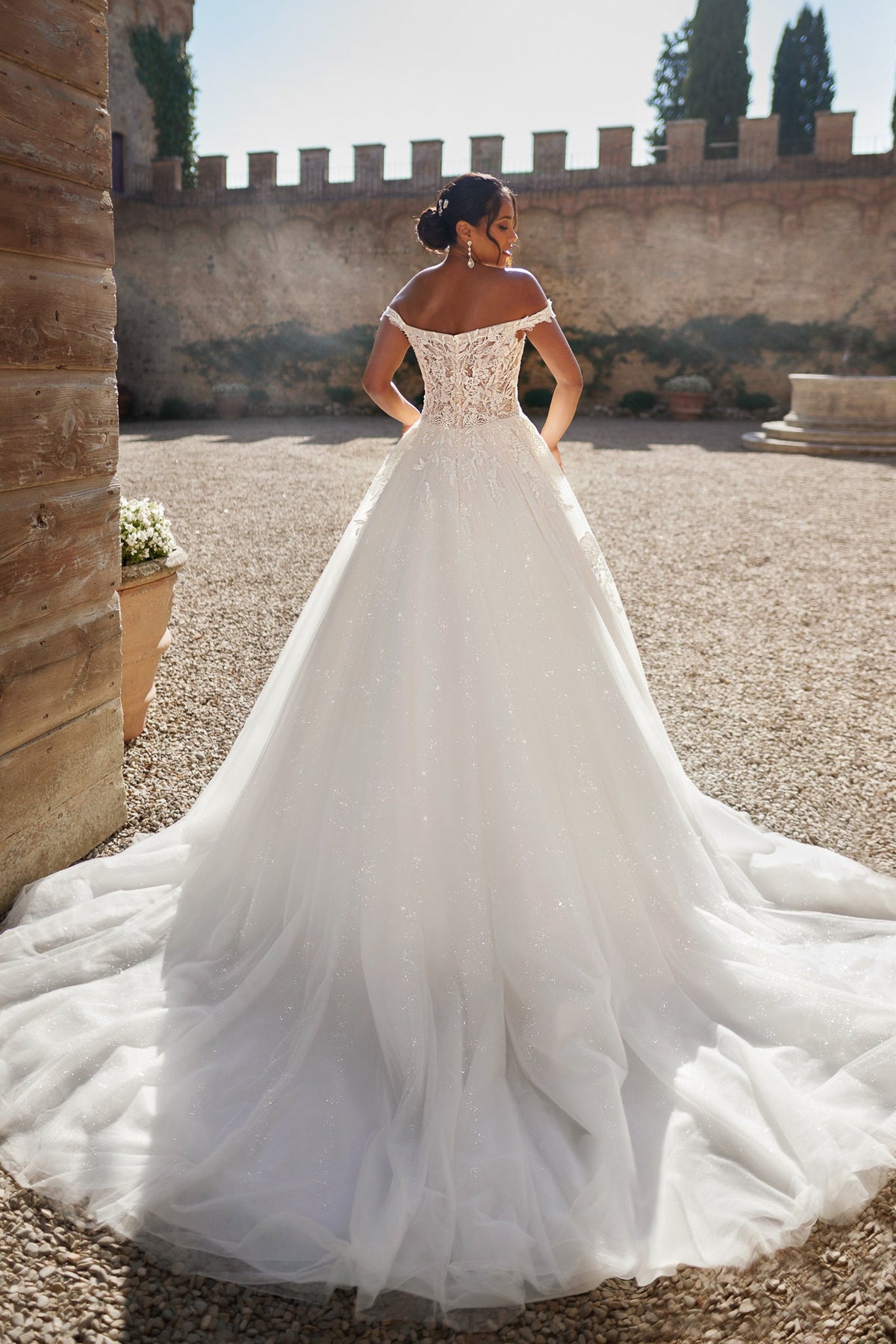 Enchanting Off-Shoulder Tulle Ball Gown Wedding Dress with Plunging Neckline, Detachable Puffy Sleeves, and Delicate Lace Appliqués