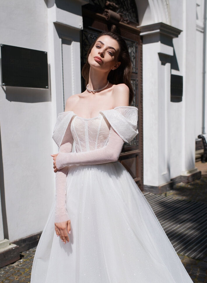 Stunning Off-Shoulder Wedding Dress with Puff Sleeves and Beaded Corset Bodice - Elegant Tulle A-Line Bridal Gown for Fairytale Weddings