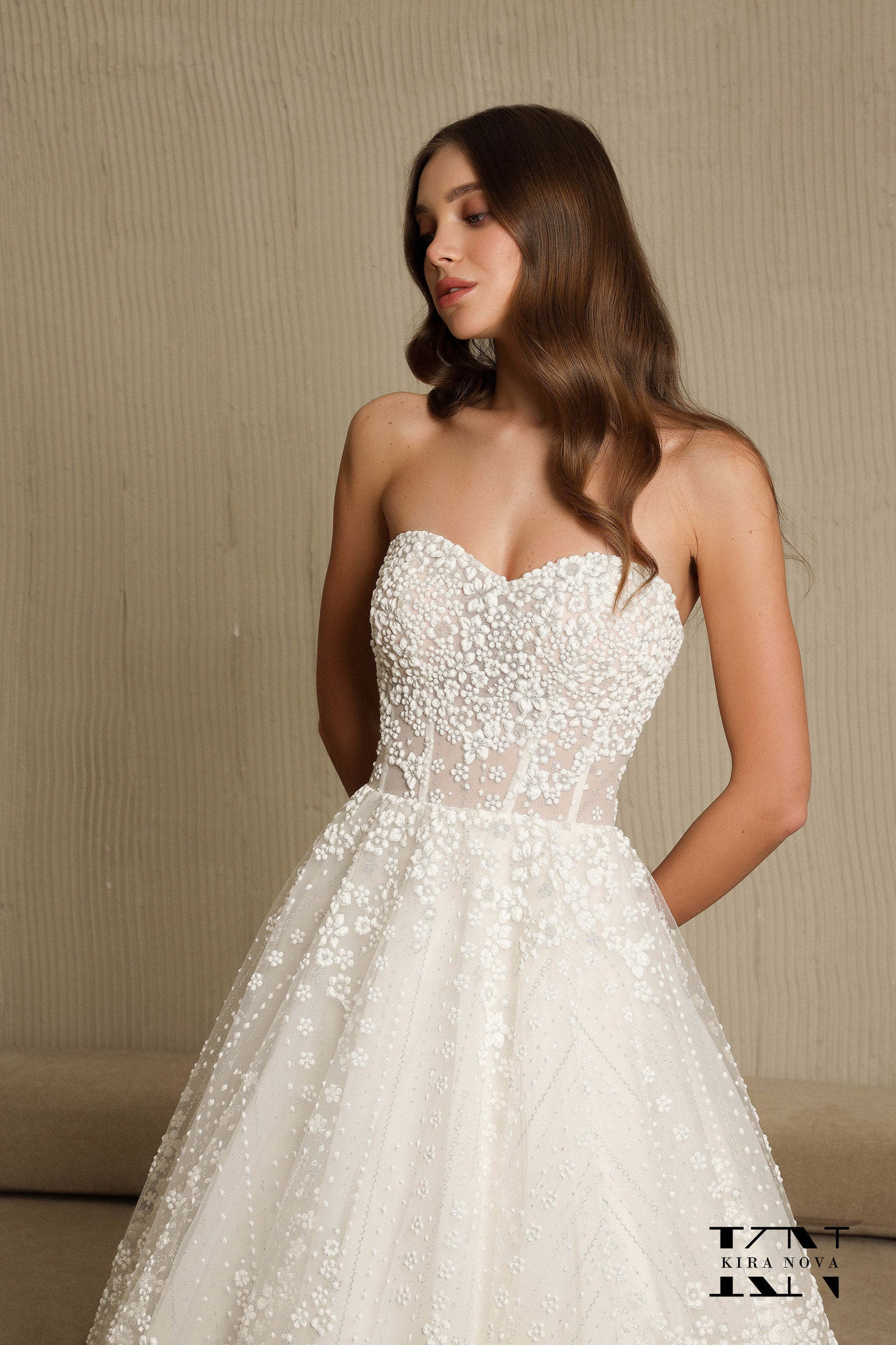 Romantic Sleeveless Strapless Wedding Dress Off White Bridal Gown Full Aline Sweep Train Corset Back Dress Sweetheart Neckline Sparkle