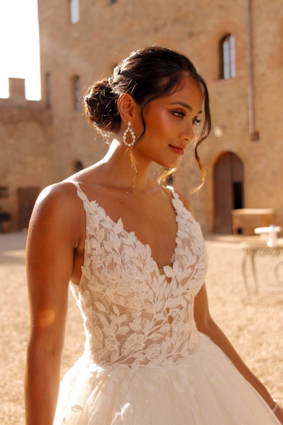 Stunning Lace-Embroidered Bridal Ball Gown Wedding Dress with Sparkling Tulle Skirt and Floral Appliqués