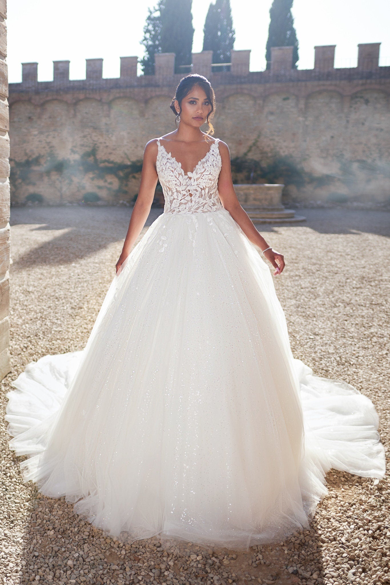 Stunning Lace-Embroidered Bridal Ball Gown Wedding Dress with Sparkling Tulle Skirt and Floral Appliqués