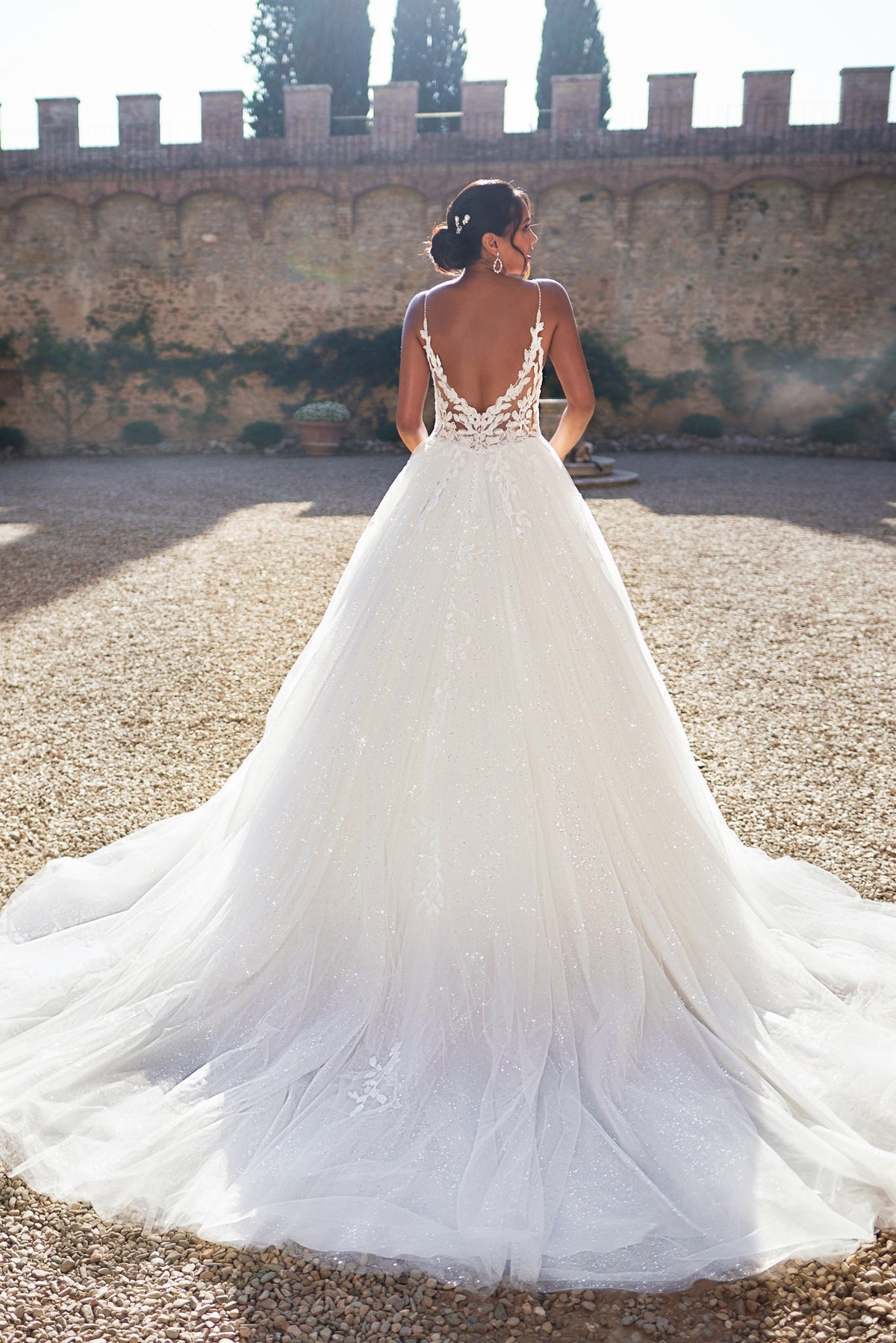 Stunning Lace-Embroidered Bridal Ball Gown Wedding Dress with Sparkling Tulle Skirt and Floral Appliqués
