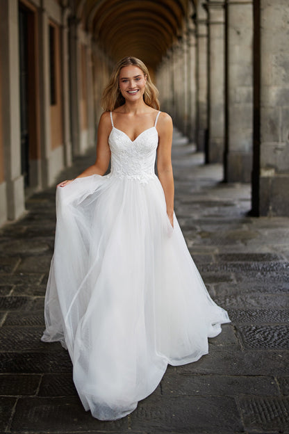 Romantic Spaghetti Strap A-Line Wedding Dress with Lace Bodice and Flowing Tulle Skirt Bridal Gown Sleeveless