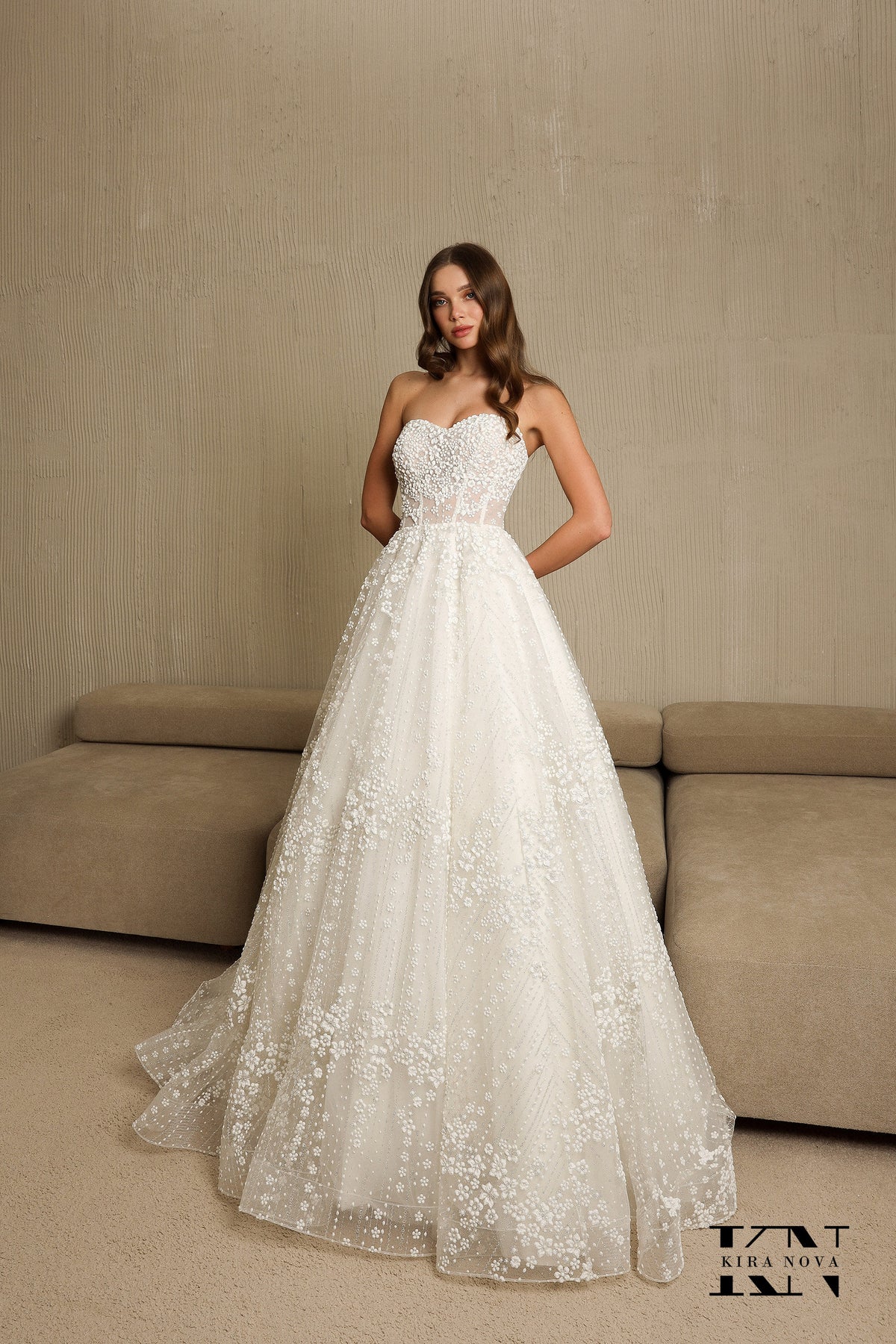 Romantic Sleeveless Strapless Wedding Dress Off White Bridal Gown Full Aline Sweep Train Corset Back Dress Sweetheart Neckline Sparkle