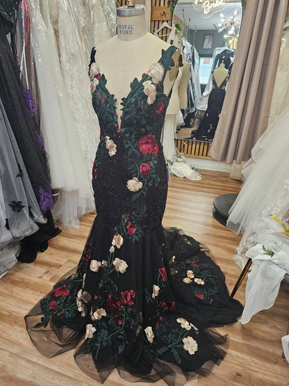 Dress Black Fitted with White and Red Roses V Neck size 10 Wedding Formal