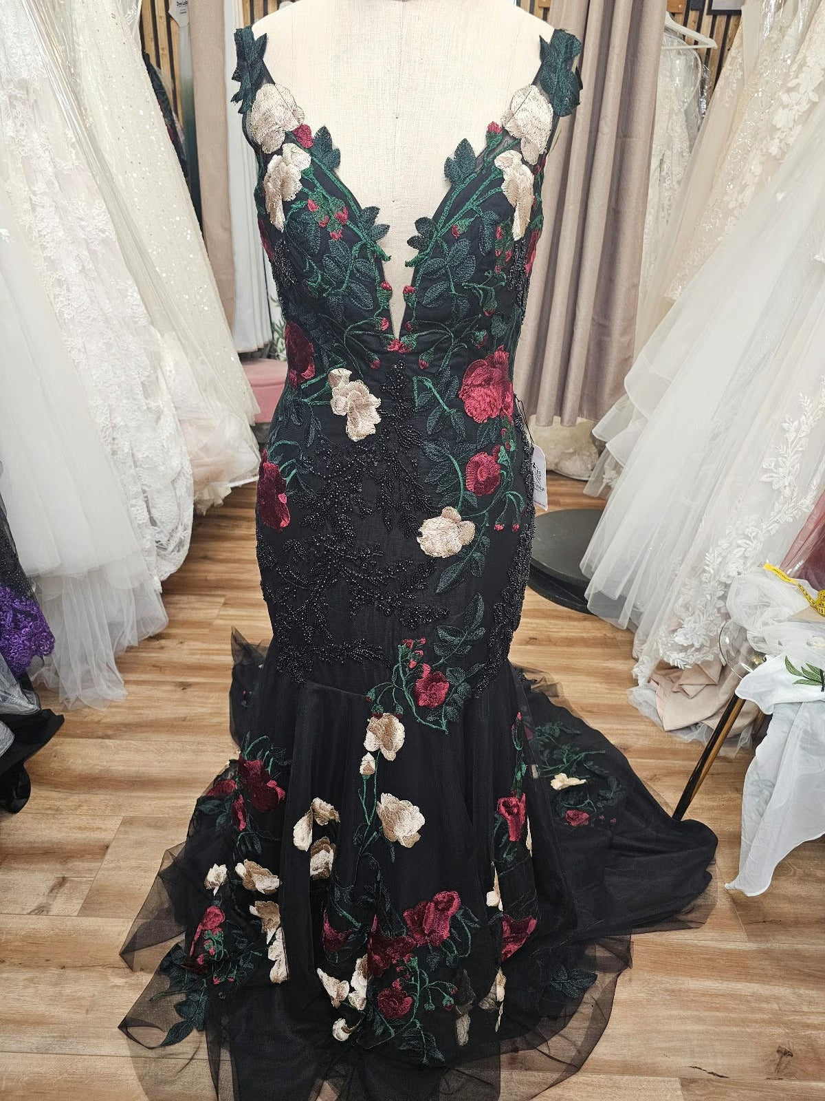 Dress Black Fitted with White and Red Roses V Neck size 10 Wedding Formal