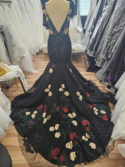 Dress Black Fitted with White and Red Roses V Neck size 10 Wedding Formal