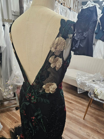 Dress Black Fitted with White and Red Roses V Neck size 10 Wedding Formal