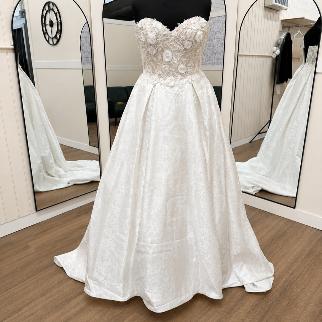 Timeless and luxurious Size 16