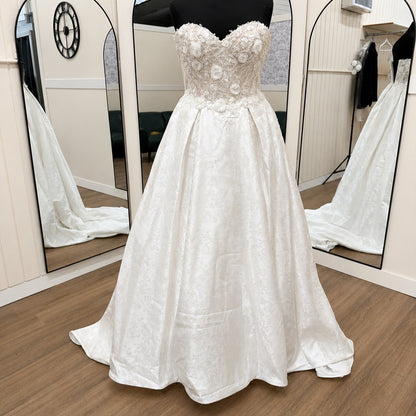 Timeless and luxurious Size 16