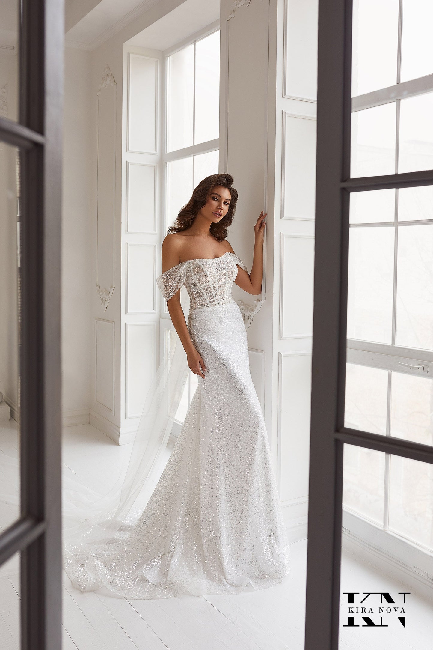 Kira Nova Lima travel wedding dress – glitter corset bodice with off‑shoulder sleeves, fit‑and‑flare skirt, tulle sparkle train