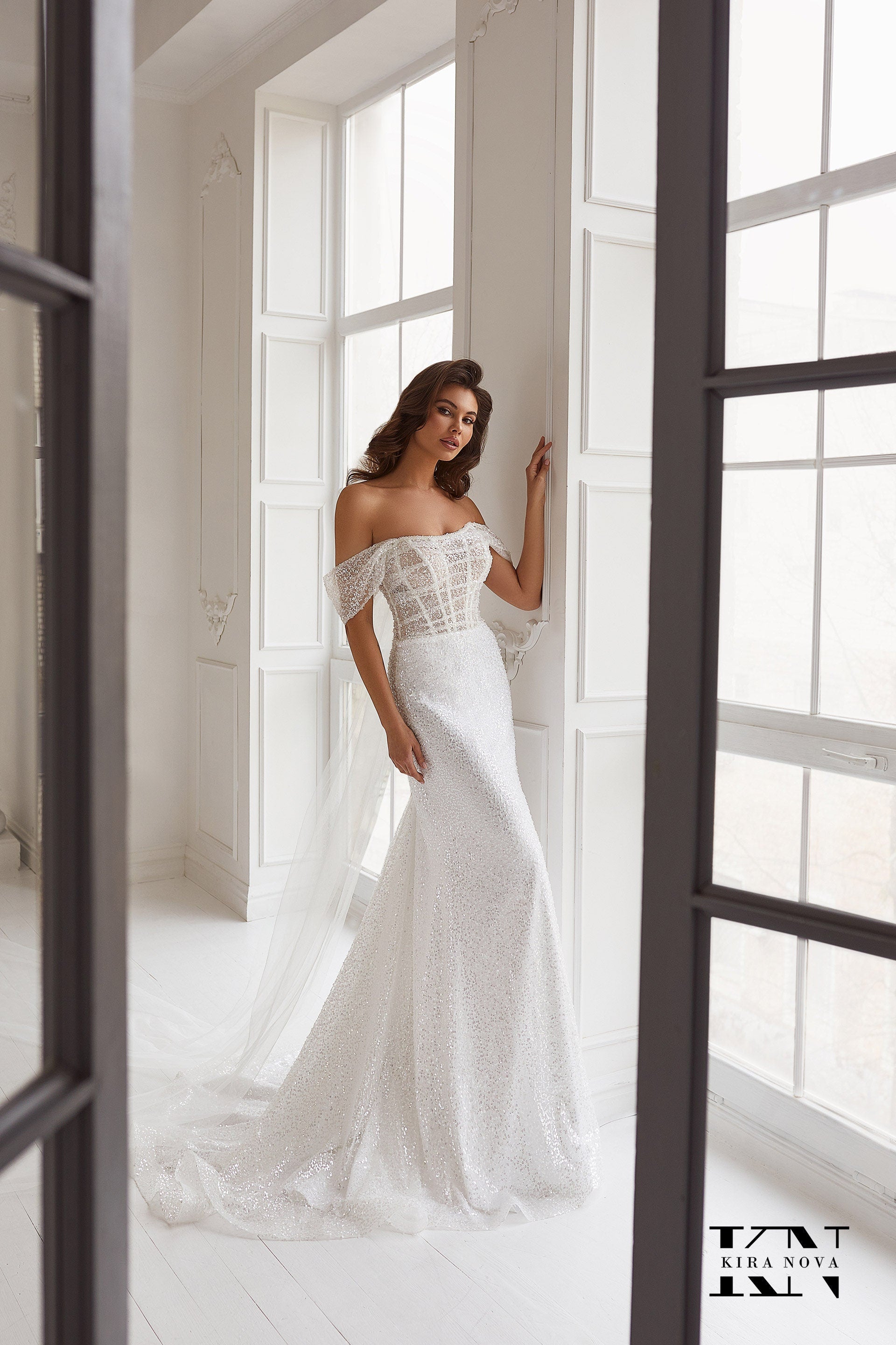 Kira Nova Lima travel wedding dress – glitter corset bodice with off‑shoulder sleeves, fit‑and‑flare skirt, tulle sparkle train