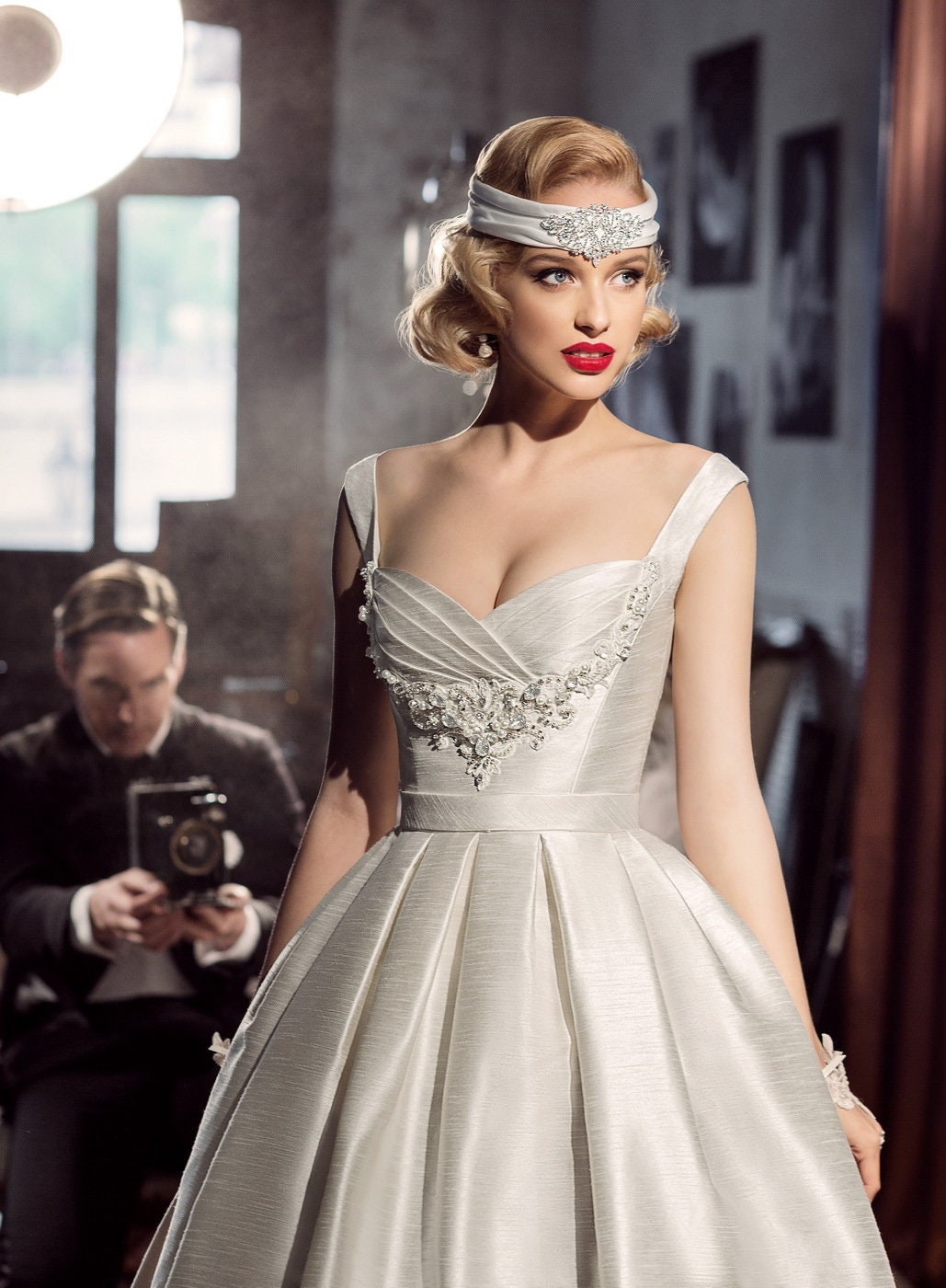 Classic Vintage Sleeveless Straps Sweetheart Shantung Wedding Dress Bridal Gown Full Skirt Train