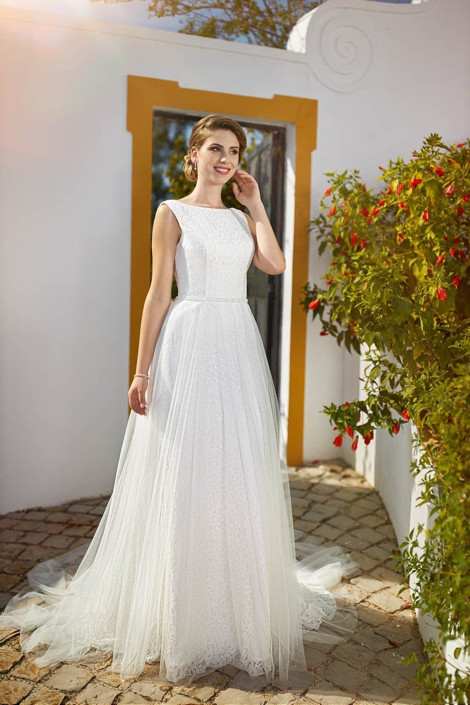 Simple Classic Lace Modest Aline Open Back Sleeveless Wedding Dress Bridal Gown With Train All Over Lace Sample