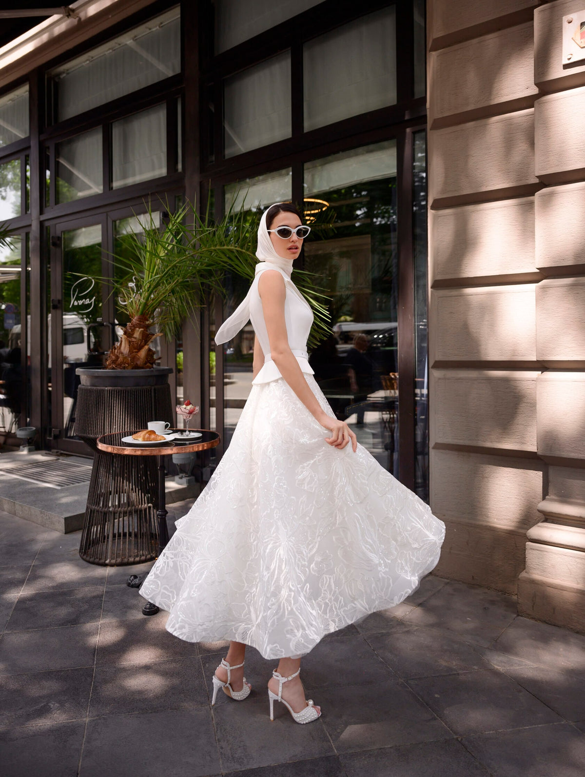 Vintage Audrey Hepburn Style Tea Length Sleeveless A-Line Wedding Dress Bridal Gown Classic V Neckline Stretch Satin Lace