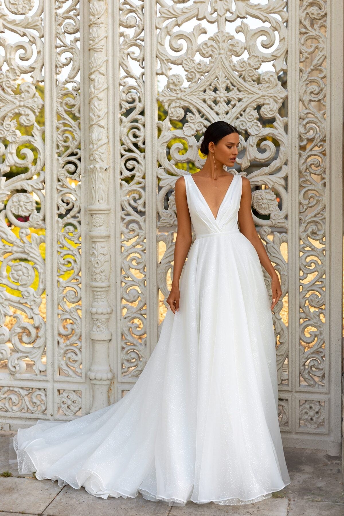 25 Sparkly Wedding Dresses That Captivate