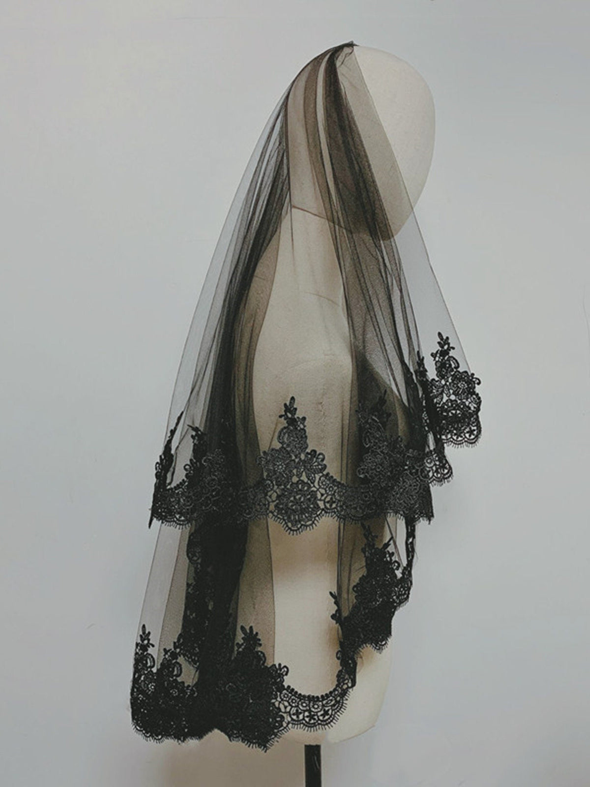 Unconventional Gothic Black Bridal Veils Soft Tulle Fingertip Wedding Veil Luxury 5 feet Lace Edge Single Layer Veil Soft Illusion Tulle