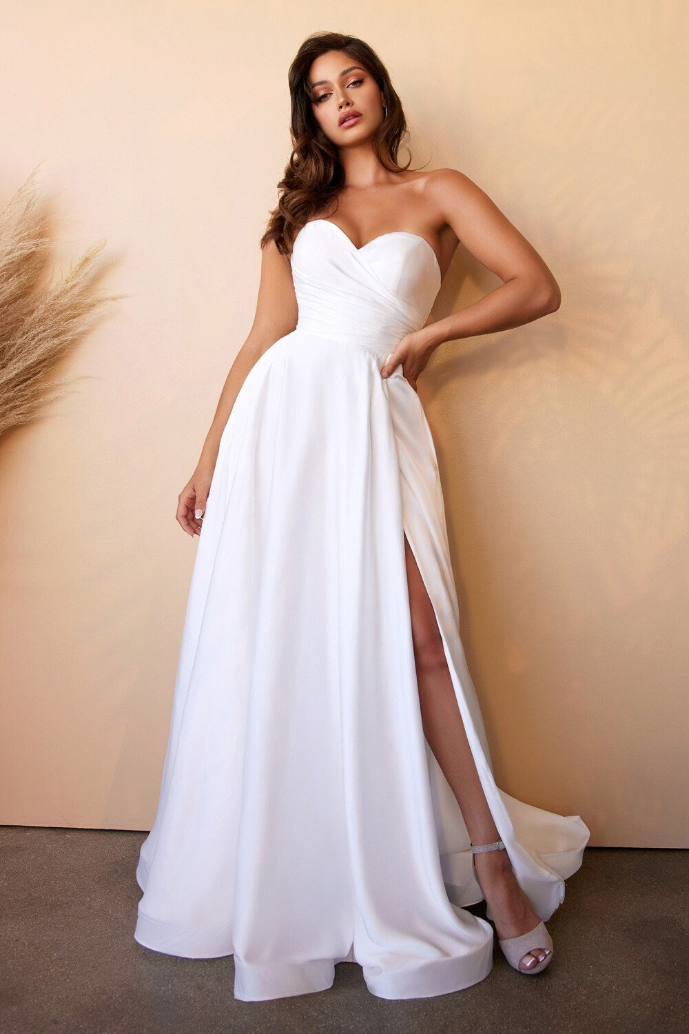 Simple Sweetheart Neckline Sleeveless Strapless with Side Slit Satin Wedding Dress Bridal Gown Simple Minimalist Open Back Bare Shoulders