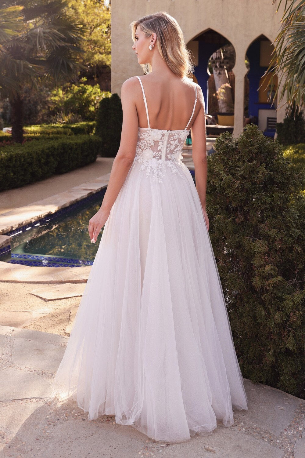 Classic Simple A-Line Sleeveless with Straps Layered Tulle Wedding Dress Bridal Gown Sexy Plunge Split Neckline Open Back Beach Style Design