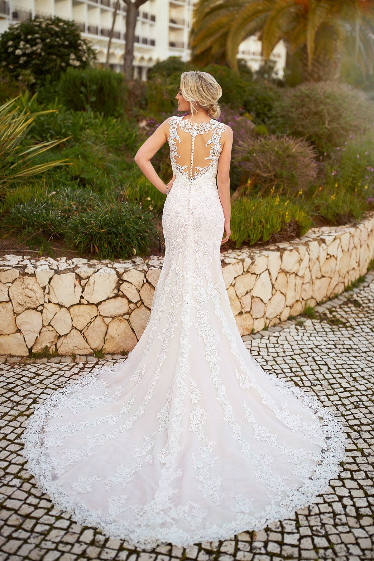 Classic All Over Lace Sleeveless Sleeveless Mermaid Trumpet Wedding Dress Bridal Gown Beautiful Back Deep V Neckline Dramatic Silhouette