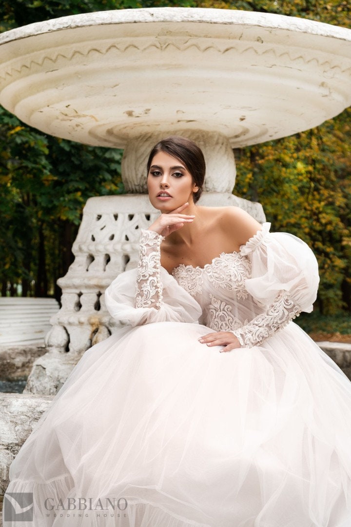 Stunning Luxury Bustier Sweetheart Neckline Long Lace Balloon Sleeves Aline Full Wedding Dress Bridal Gown Sleeveless Strapless Open Back