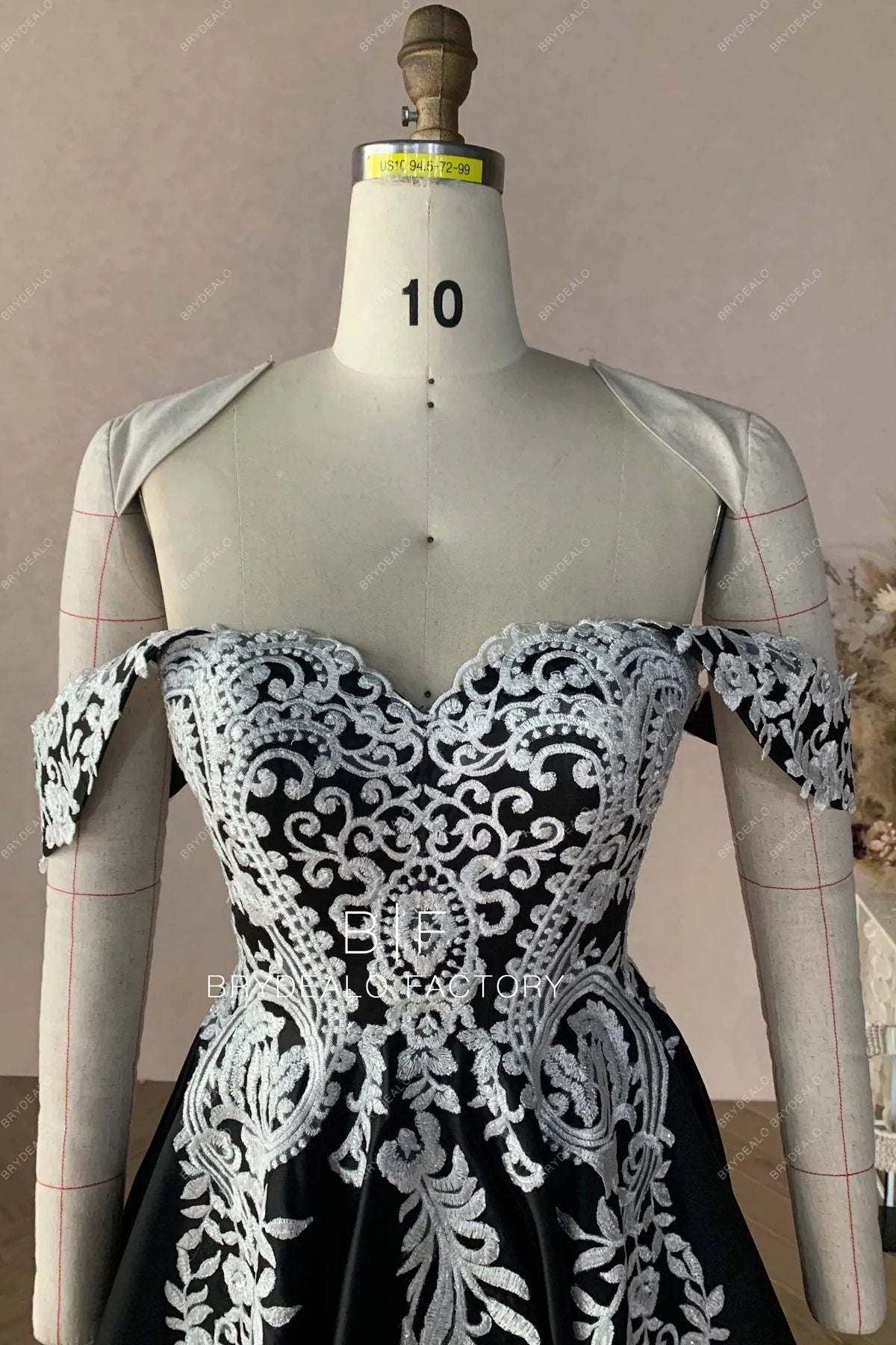 Unique Gothic Black Satin and White Lace Sweetheart Neckline Off The Shoulder with Train Wedding Dress Bridal Gown Lace Up Corset Back