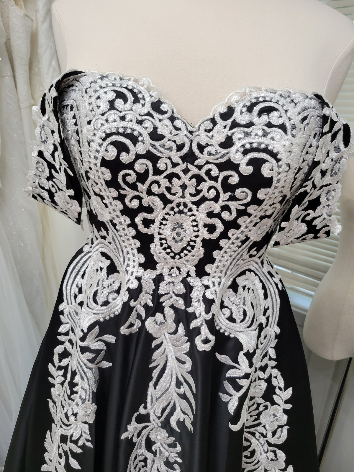 Unique Gothic Black Satin and White Lace Sweetheart Neckline Off The Shoulder with Train Wedding Dress Bridal Gown Lace Up Corset Back