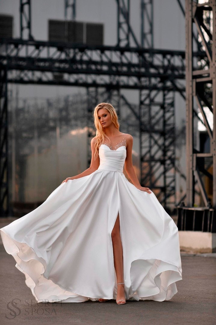 Simple Sweetheart Neckline Sleeveless Strapless With Side Slit Satin  Wedding Dress Bridal Gown Simple Minimalist Open Back Bare Shoulders -   Canada