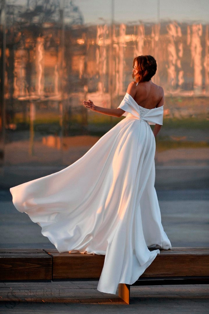 Elegant Satin Wedding Dress Bridal Gown Off The Shoulder Bare Shoulder Lace Incert Aline Open Back Corset Lace Up Short Train Modern Simple
