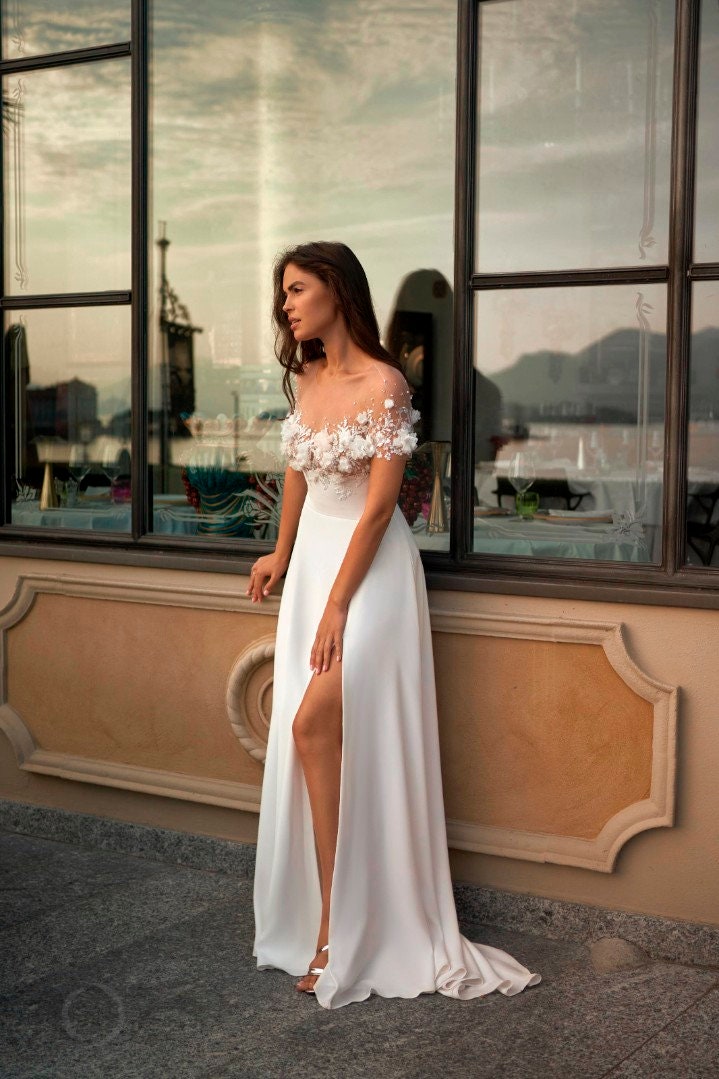 Classic Vintage Style Illusion lace Bodice 3D Flowers Side Slit Crepe Wedding Dress Bridal Gown Regency Style Aline Short Train