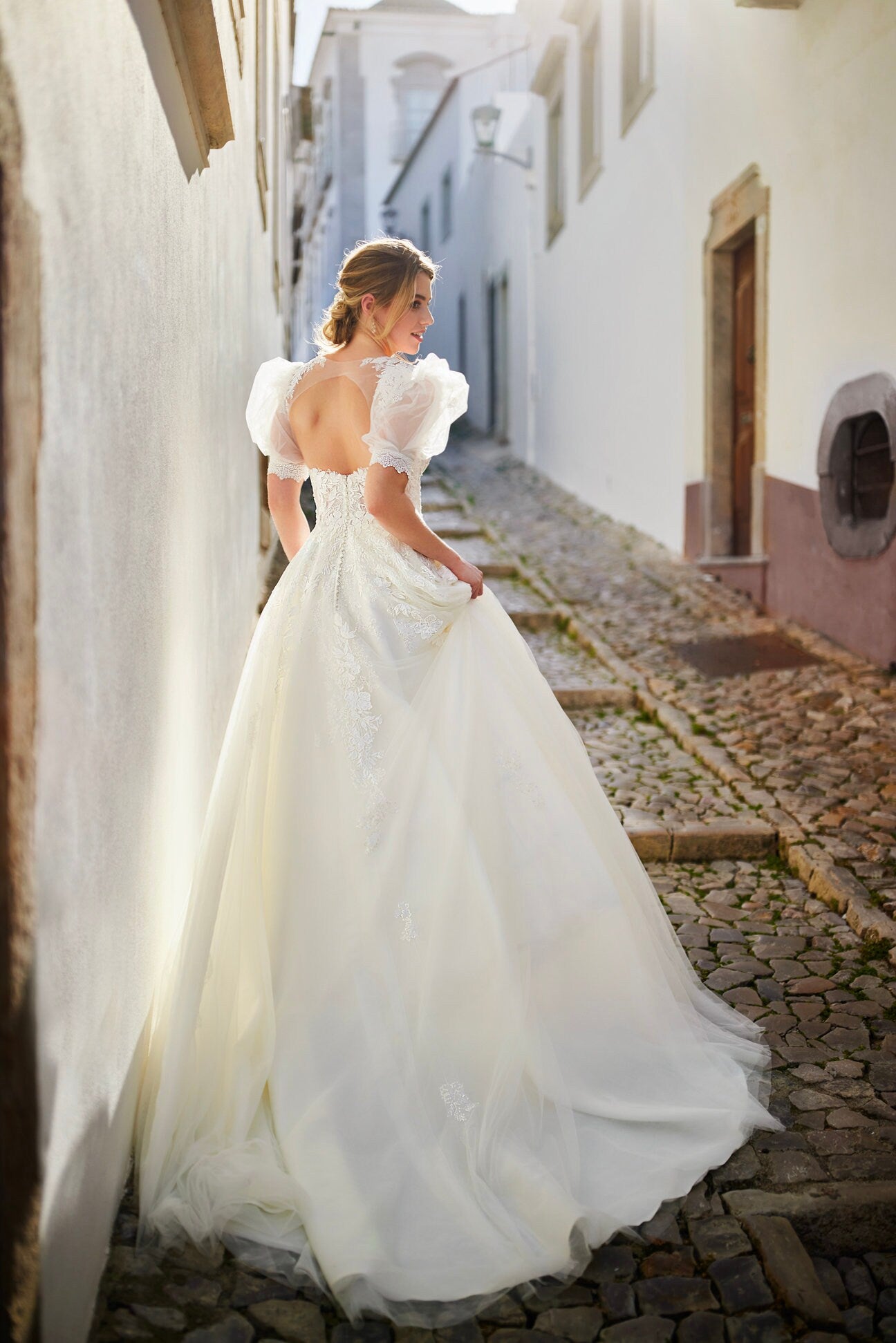 Romantic Aline Sweetheart Neckline Wedding Dress Bridal Gown Open V Back Tulle Skirt with Train Sleeveless Strapless Detachable Puff Sleeves