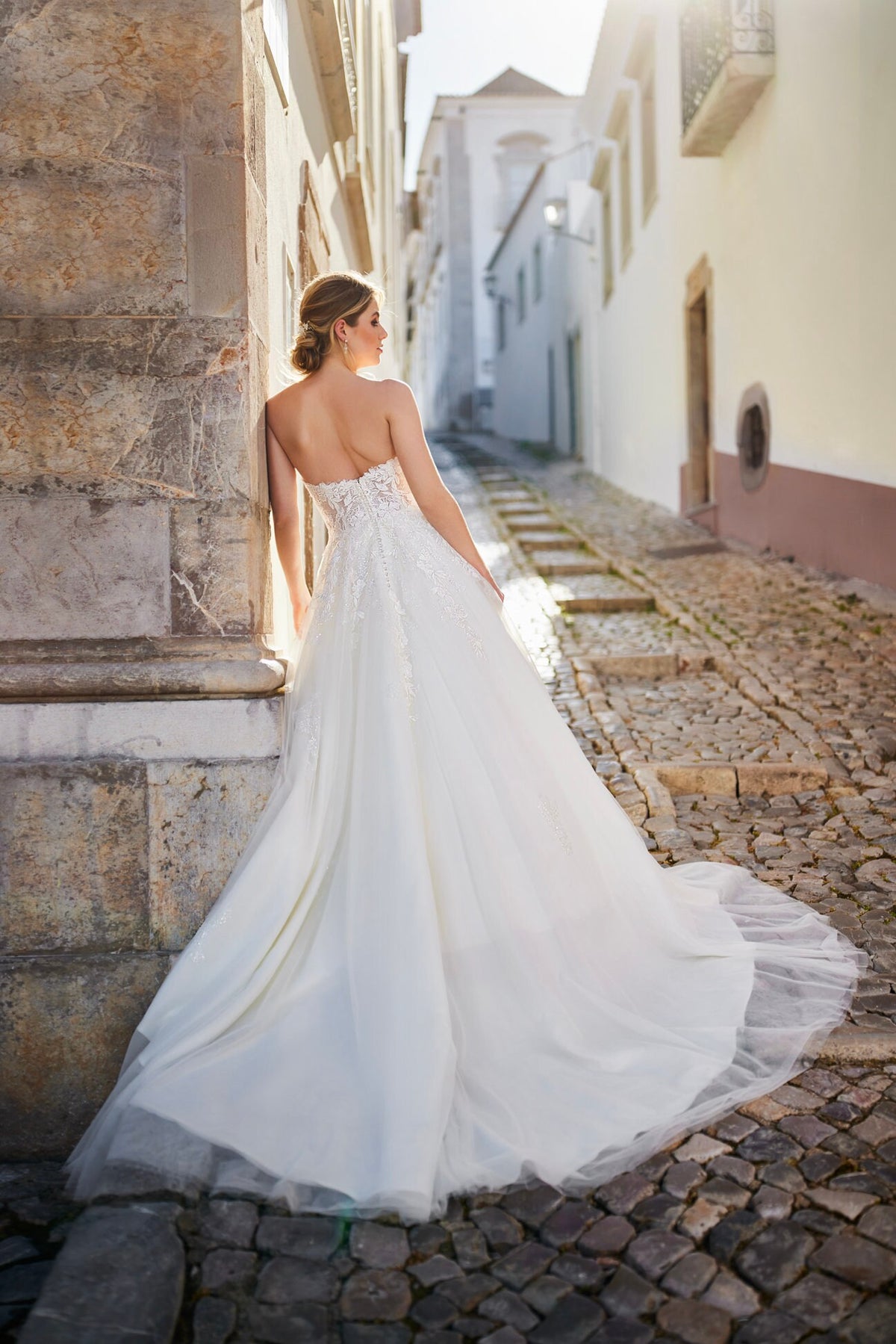 Romantic Aline Sweetheart Neckline Wedding Dress Bridal Gown Open V Back Tulle Skirt with Train Sleeveless Strapless Detachable Puff Sleeves