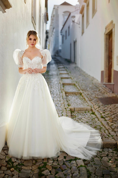 Romantic Aline Sweetheart Neckline Wedding Dress Bridal Gown Open V Back Tulle Skirt with Train Sleeveless Strapless Detachable Puff Sleeves