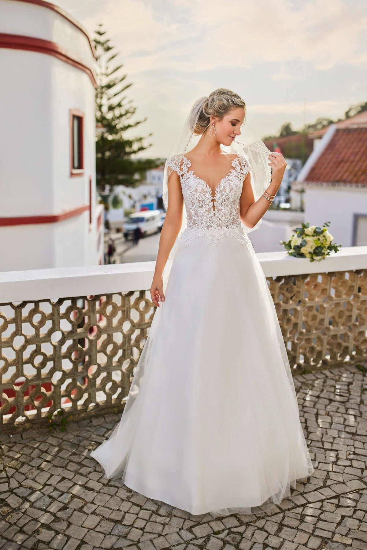 Beautiful Classic ALine Short Cap Sleeves Sweetheart Neckline Wedding Dress Bridal Gown Train Open Back Lace Bodice Tulle Skirt Timeless