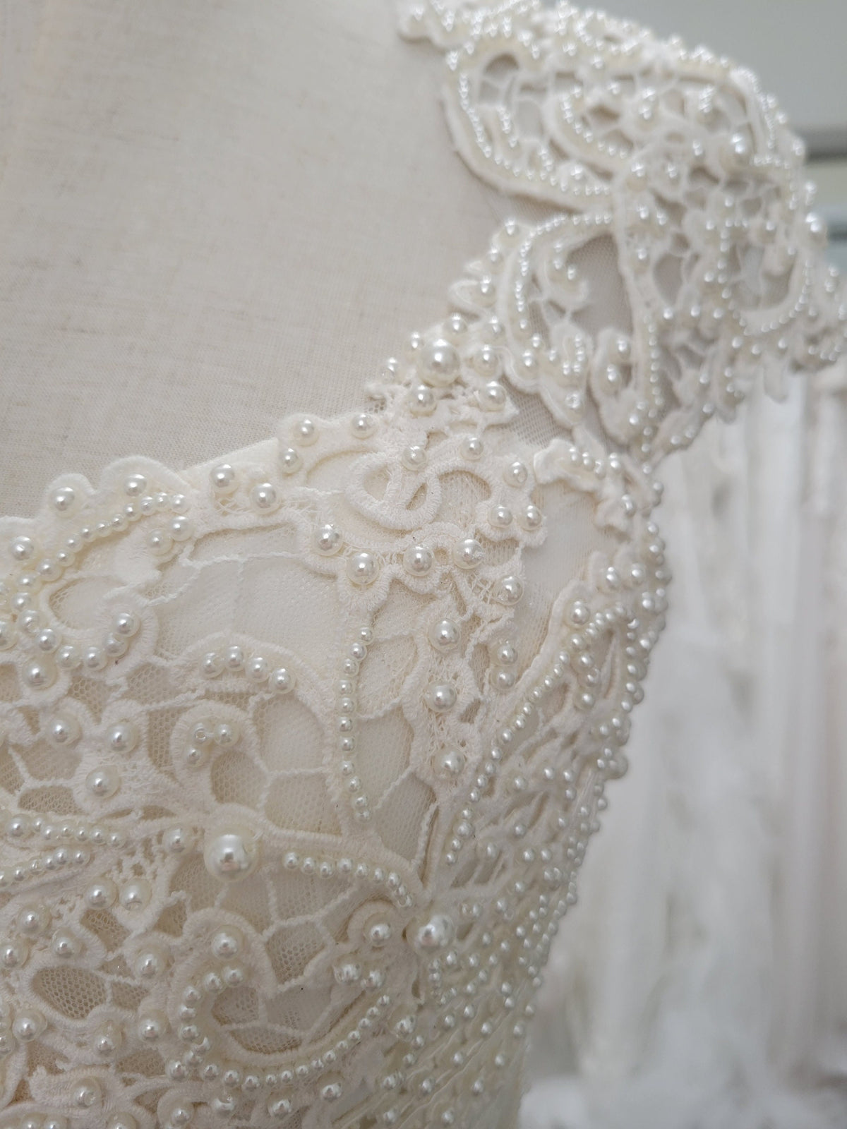 Empire Waist Regency Style Short Sleeve Wedding Dress Bridal Gown All Over Lace Short Train Pearls Luxury Design Short Sleeve