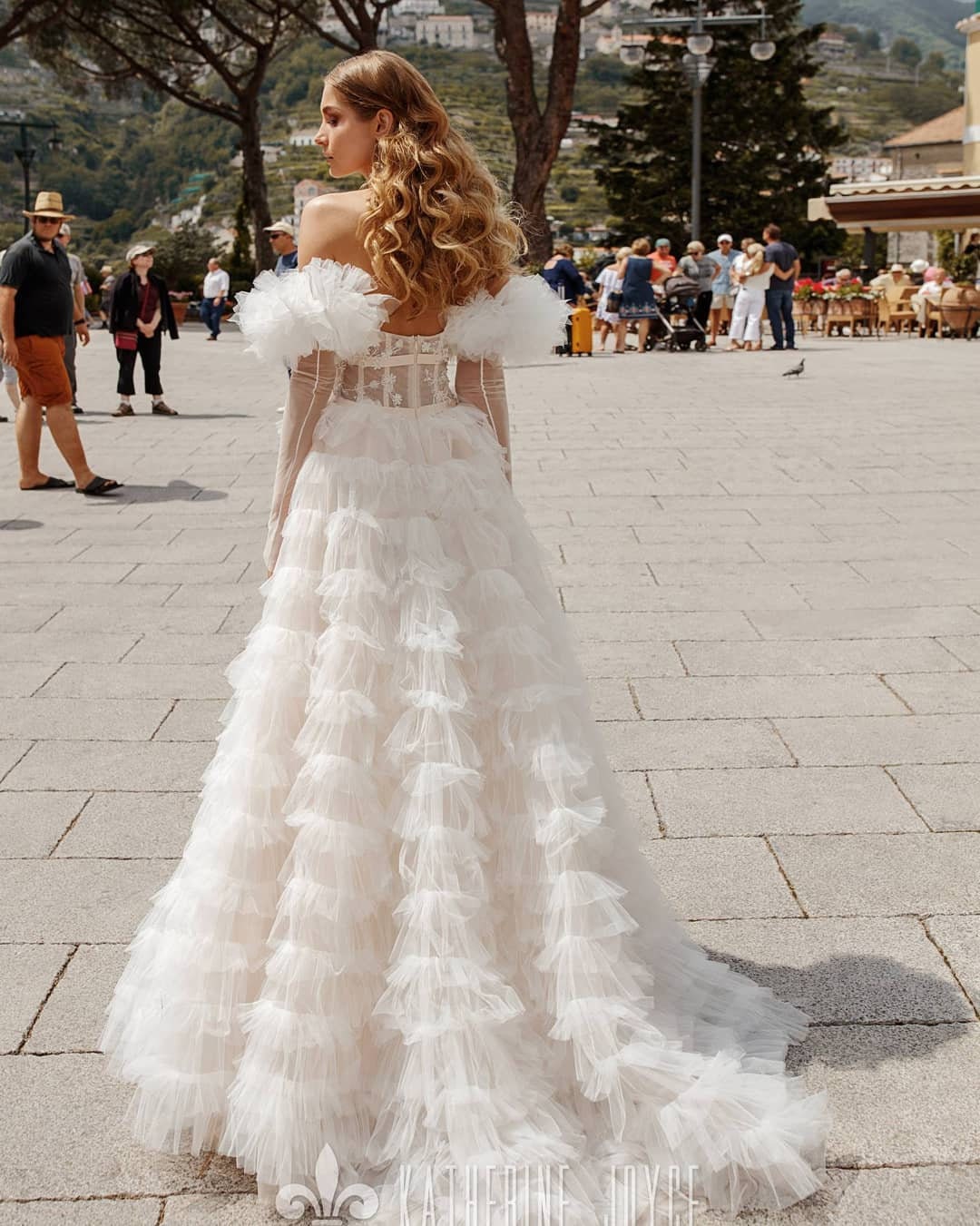 Modern Bustier Sweetheart Neckline Ruffle Skirt Wedding Dress Bridal Gown Aline with Train Open Back Off The Shoulder